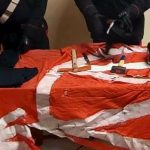 Esposizione di martelli, armi da taglio e passamontagna